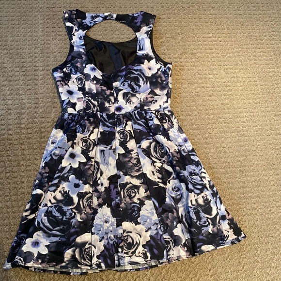 Mini Chica Floral Dress - Size Medium - Picture 2 of 6